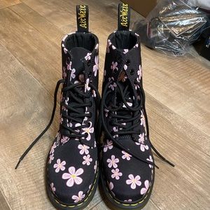 NEVER WORN Doc Martens
